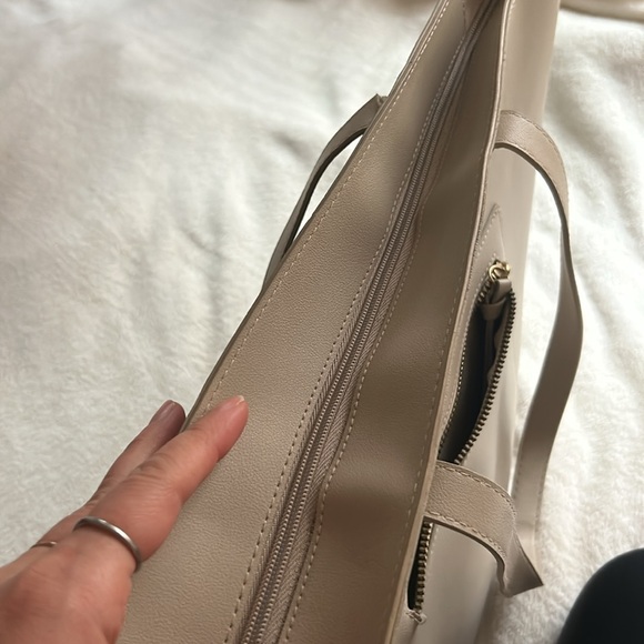 Beige / Tan Bucket Hand Bag or Tote - Picture 9 of 16